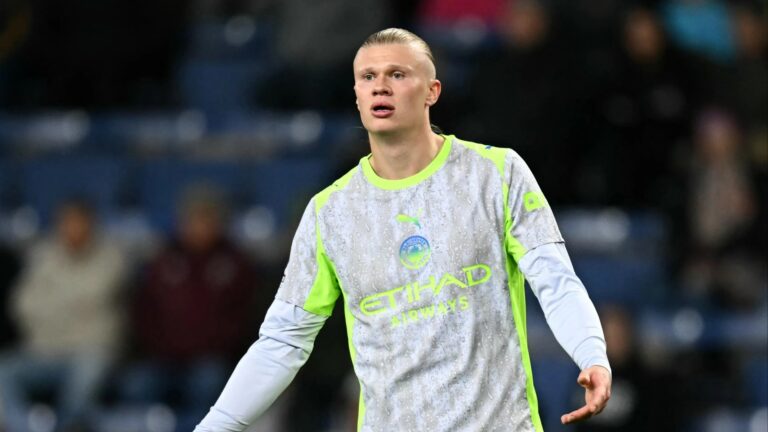 Irritated Erling Haaland tells reporter ‘I don’t know why you keep asking me that’ after Man City win Irritated Erling Haaland tells reporter ‘I don’t know why you keep asking me that’ after Man City win